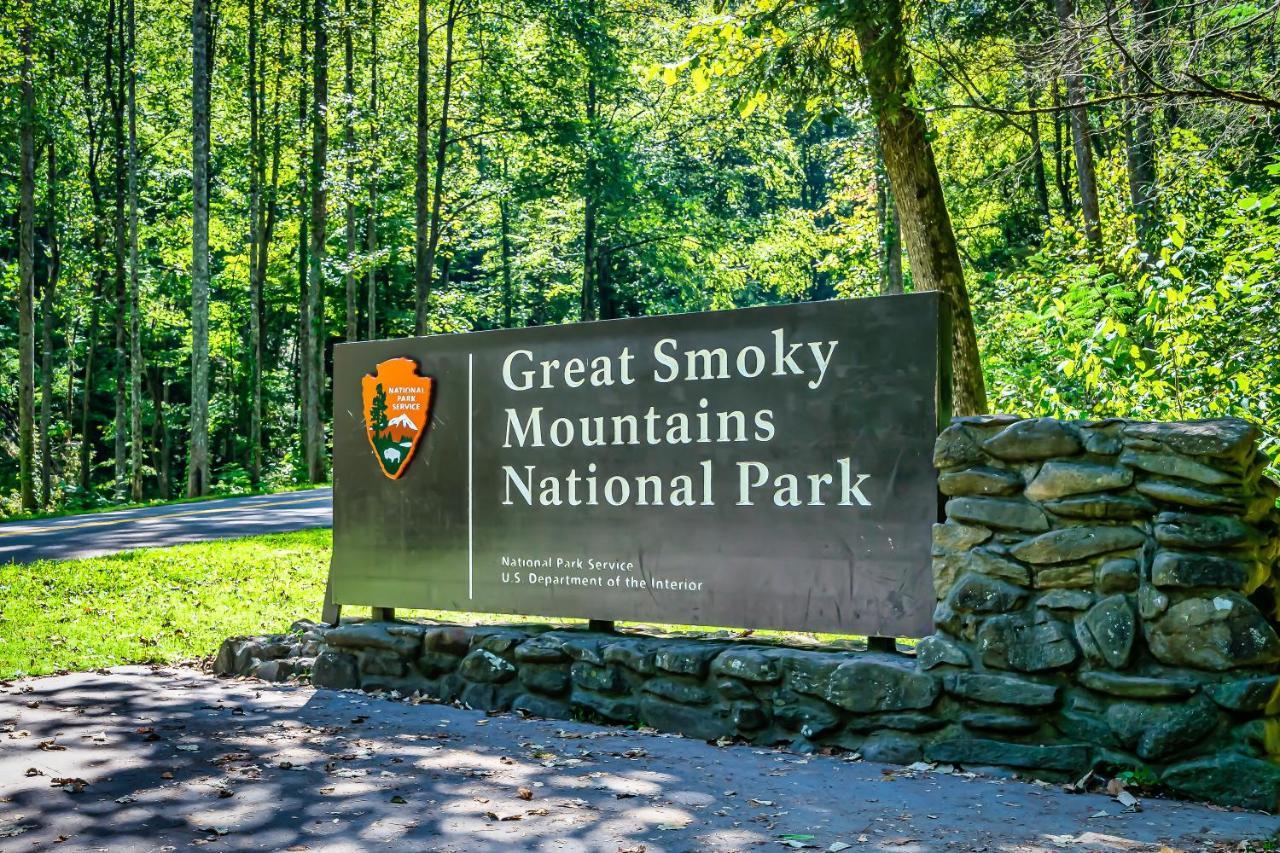 Mountains R Calling, Cozy Hideaway, King Beds, Hot-Tub, Arcade, Ev Ready Pigeon Forge Eksteriør bilde